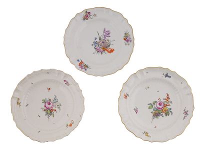 A GROUP OF THREE RUSSIAN PORCELAIN PLATES, MOSCOW, MID 19TH CENTURY. Each of circular scalloped 