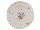 A GROUP OF THREE RUSSIAN PORCELAIN PLATES, MOSCOW, MID 19TH CENTURY. Each of circular scalloped Изображение - 2