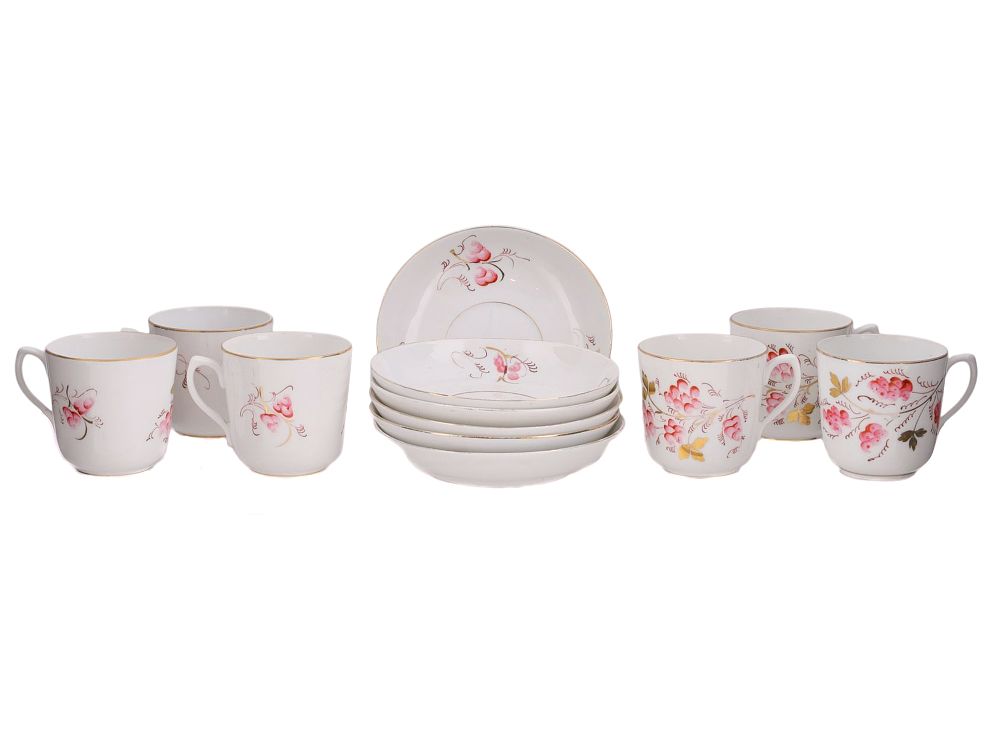 A RUSSIAN KUZNETSOV PORCELAIN TEA SERVICE, LATE 19TH – EARLY 20TH CENTURY. Comprising a group of 