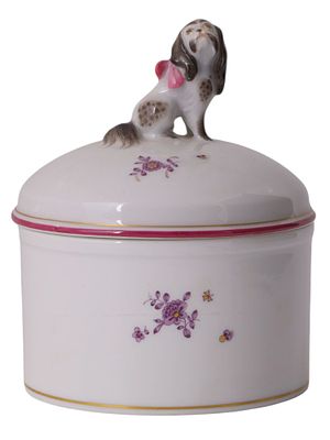 A MEISSEN PORCELAIN LIDDED CONTAINER WITH A DOG FINIAL, C. 1937-1945. Hard-paste porcelain of 