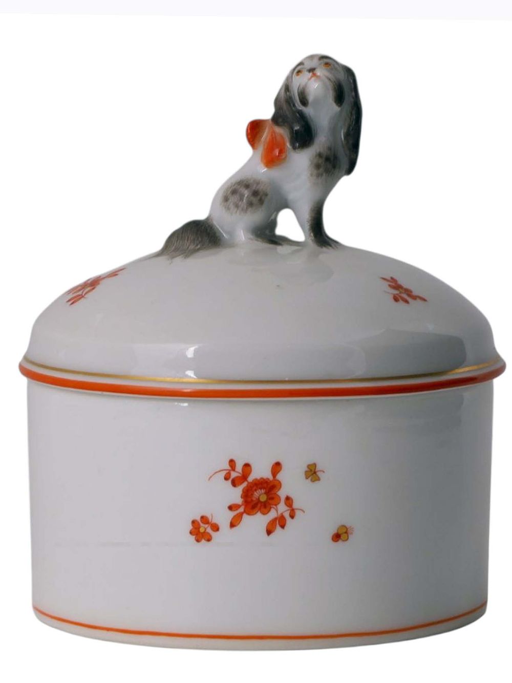 A MEISSEN PORCELAIN LIDDED CONTAINER WITH A DOG FINIAL, C. 1937-1945. Hard-paste porcelain of 