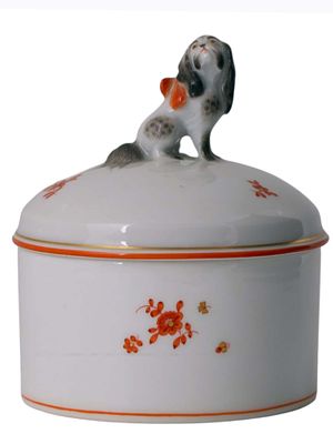 A MEISSEN PORCELAIN LIDDED CONTAINER WITH A DOG FINIAL, C. 1937-1945. Hard-paste porcelain of 