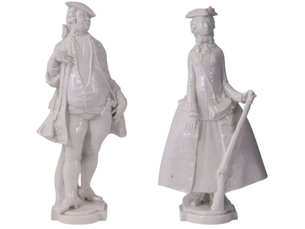 A PAIR OF MEISSEN WHITE PORCELAIN FIGURES OF AN 18TH CENTURY GENTLEMAN AND LADY, MODELED BY 