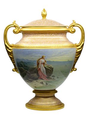 A LARGE ROYAL VIENNA–STYLE COVERED VASE, LATE 19TH–EARLY 20TH CENTURY. A finely painted 