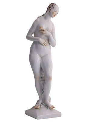 A PAINTED PORCELAIN FIGURE OF A NUDE LADY. White porcelain figure modeled as a standing nude 