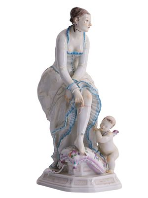 A MEISSEN PORCELAIN FIGURAL GROUP "DAME MIT AMOR" BY PAUL SCHEURICH, C. 1923. Modeled as an 