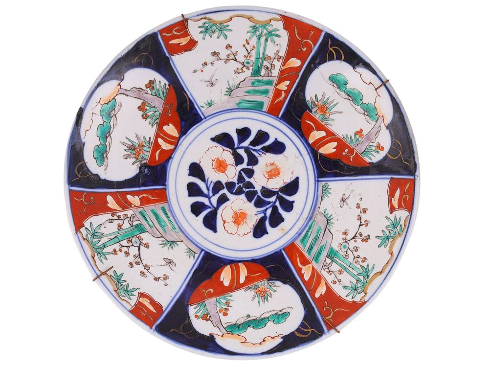 AN IMARI PORCELAIN PLATE, JAPAN, EDO PERIOD, LATE 17TH TO EARLY 18TH CENTURY. The shallow dish 