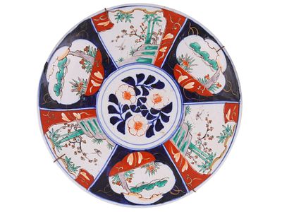 AN IMARI PORCELAIN PLATE, JAPAN, EDO PERIOD, LATE 17TH TO EARLY 18TH CENTURY. The shallow dish 
