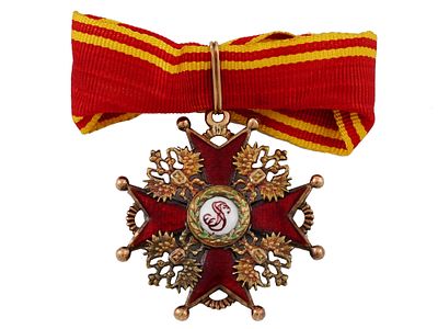 A RUSSIAN ORDER OF ST. STANISLAUS 3RD CLASS IN GOLD WITH RIBBON, CA. 1900. An Imperial Russian 