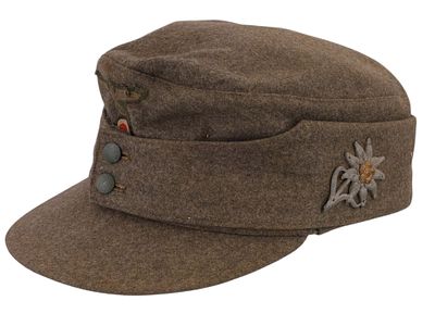 A GERMAN WWII HEER M43 MOUNTAIN TROOPS FIELD CAP WITH EDELWEISS BADGE, CIRCA 1943–1944. Field-gra 