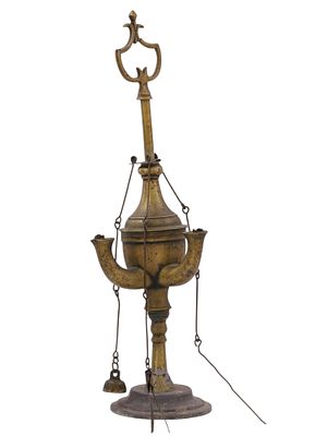 A CAST-BRASS SOUTHERN-EUROPEAN OIL LAMP, 18TH/19TH CENTURY. A cast-brass oil lamp of a type most 