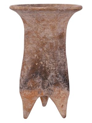 A NEOLITHIC TRIPOD EARTHENWARE VESSEL, XIAJIADIAN CULTURE, CA. 2200–1800 BCE. A gray earthenware 