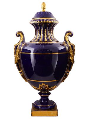 A LARGE S&Egrave;VRES-STYLE COBALT-BLUE AND GILT PORCELAIN LIDDED VASE, FRENCH OR CONTINENTAL, LATE 