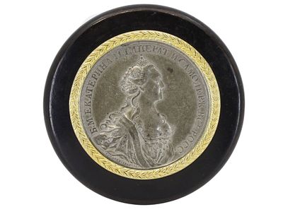 A RUSSIAN PAPIER-MACHE PRESENTATION BOX WITH A MEDAL OF CATHERINE THE GREAT, 1768. Circular 