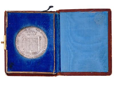 A CASED 1895 MUNICH LONG SERVICE TABLE MEDAL IN SILVER. A silver Munich table medal for long 