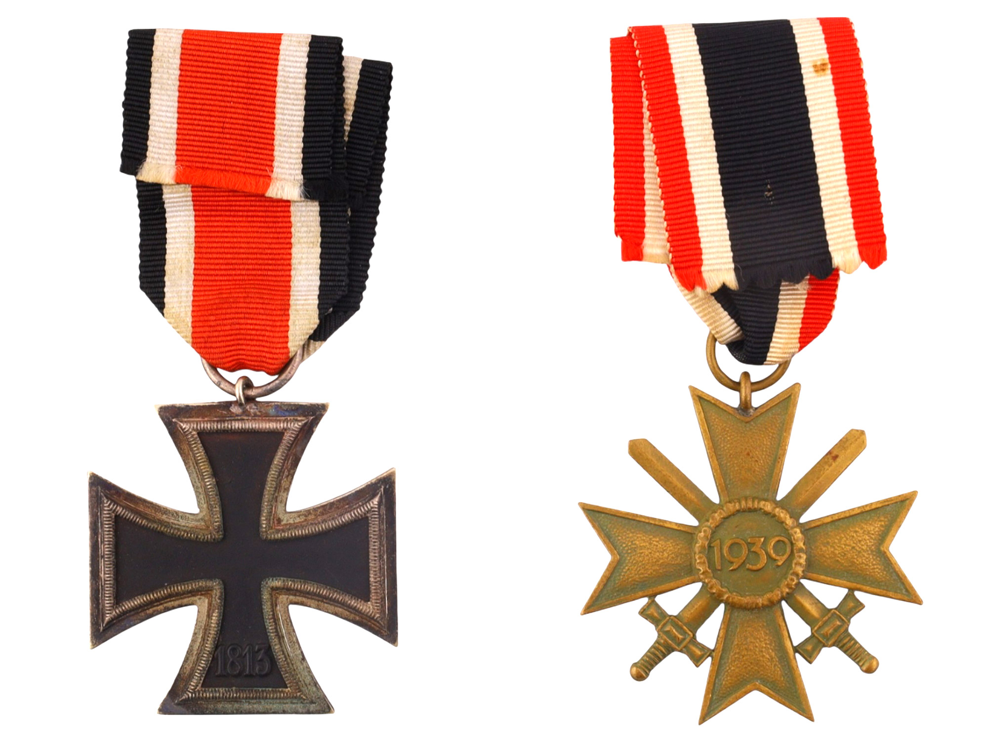 A WWII GERMAN KRIEGSMARINE GROUPING WITH SOLDBUCH AND DECORATIONS