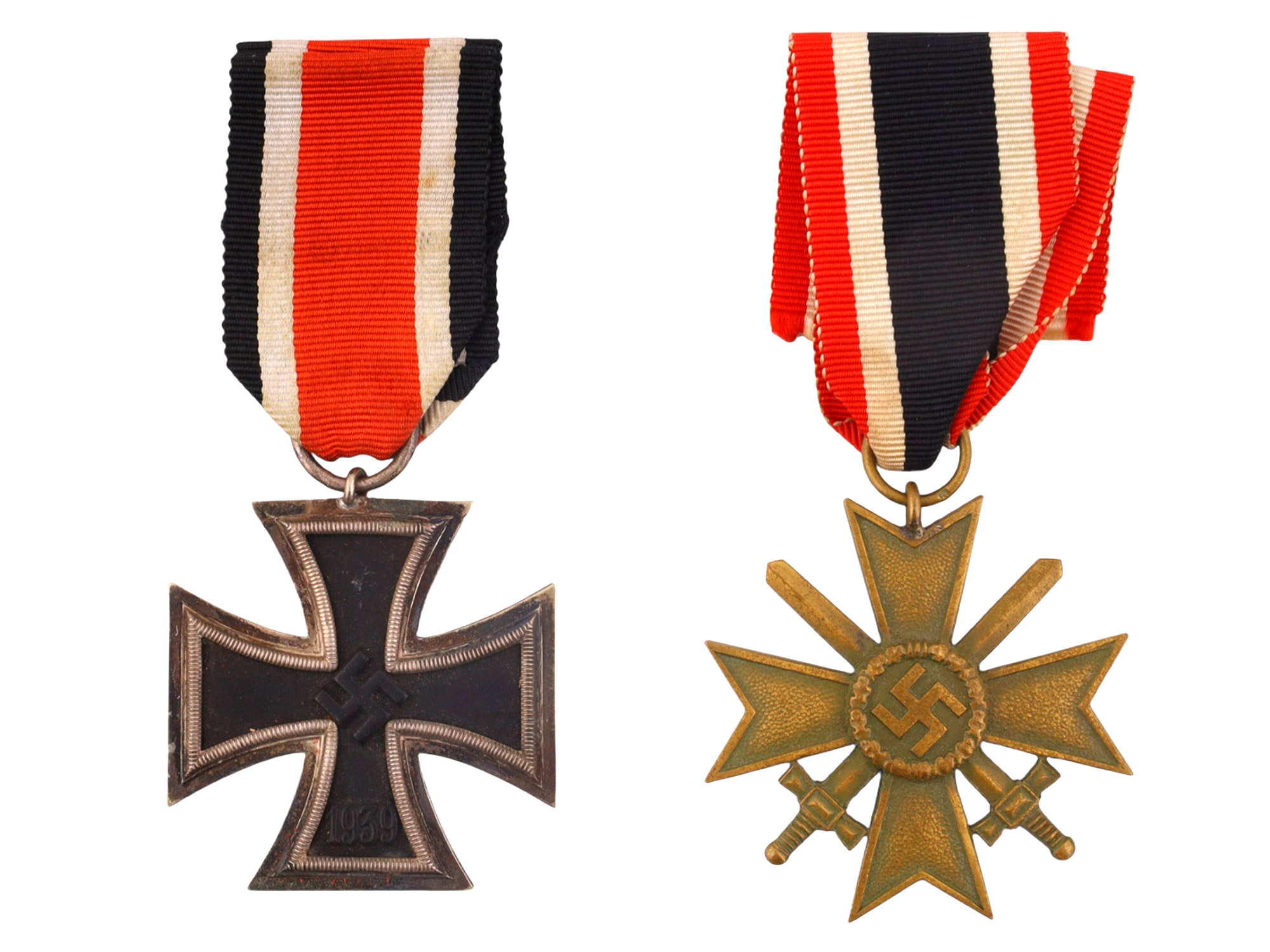 A WWII GERMAN KRIEGSMARINE GROUPING WITH SOLDBUCH AND DECORATIONS