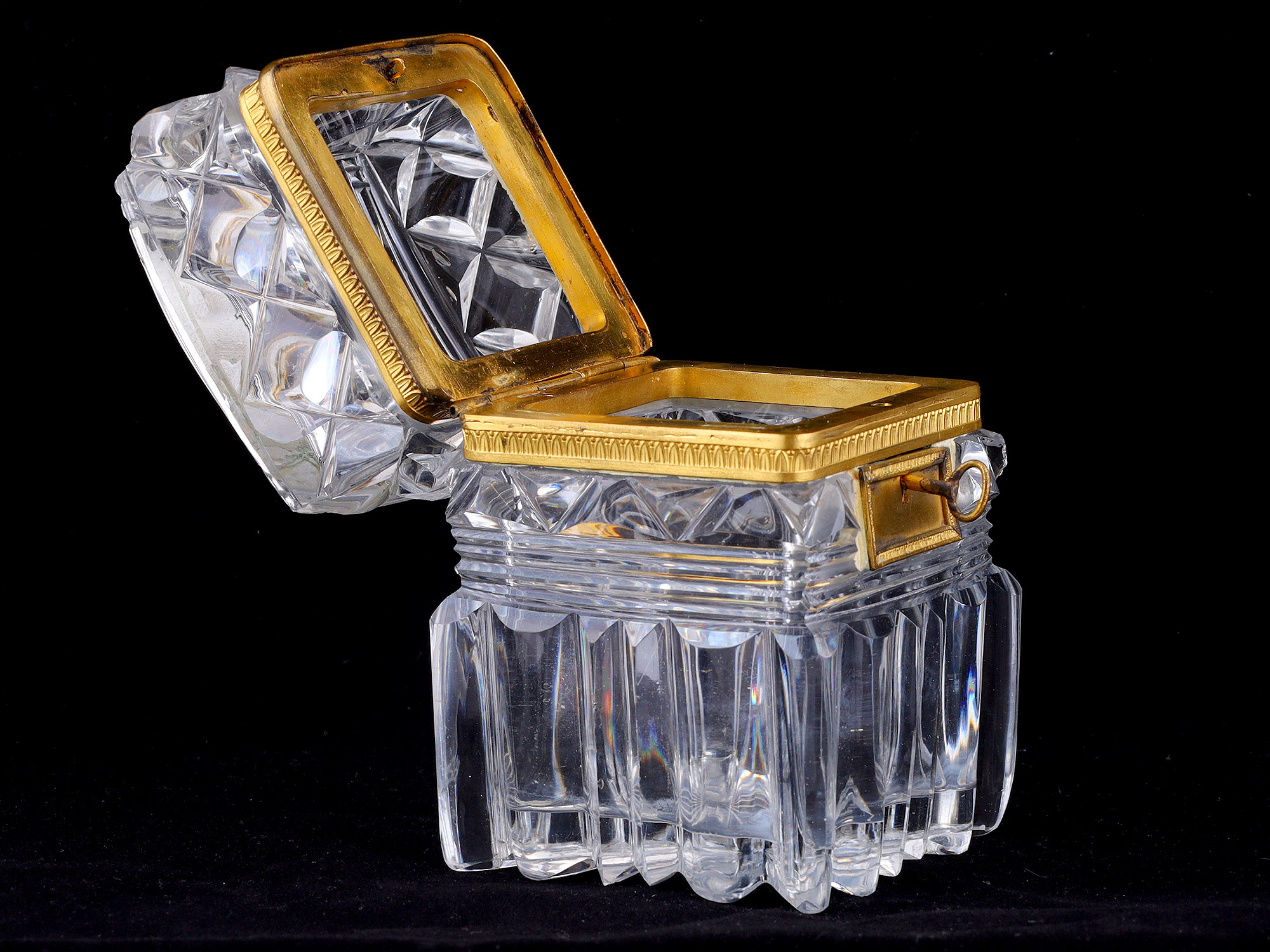 A FRENCH EMPIRE CRYSTAL BOX WITH CAMEO MEDALLION, 19TH CENTURY