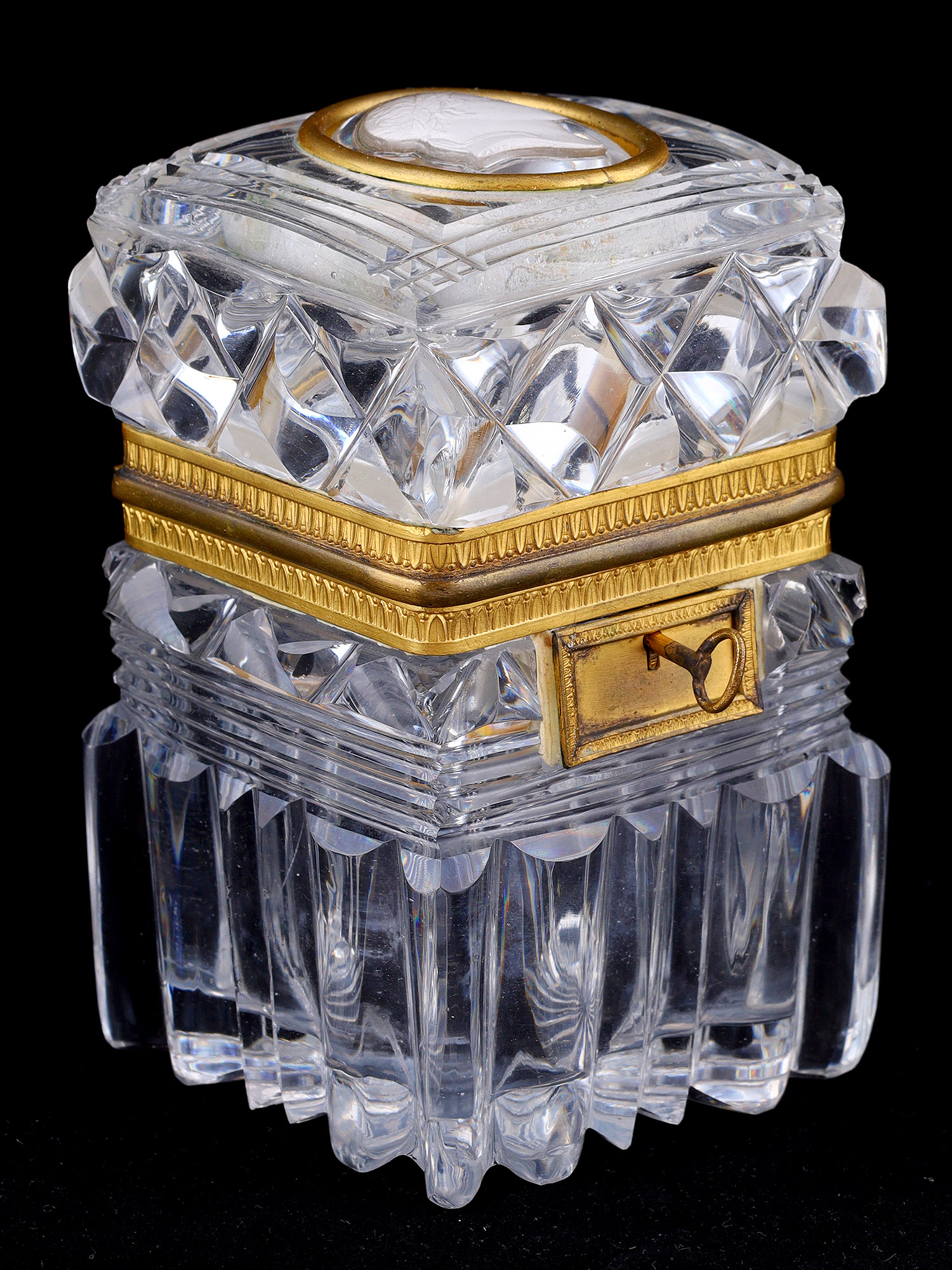 A FRENCH EMPIRE CRYSTAL BOX WITH CAMEO MEDALLION, 19TH CENTURY