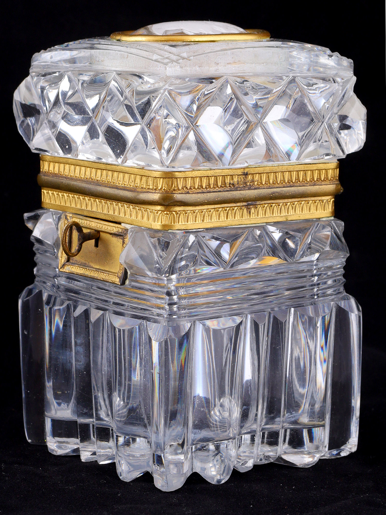 A FRENCH EMPIRE CRYSTAL BOX WITH CAMEO MEDALLION, 19TH CENTURY