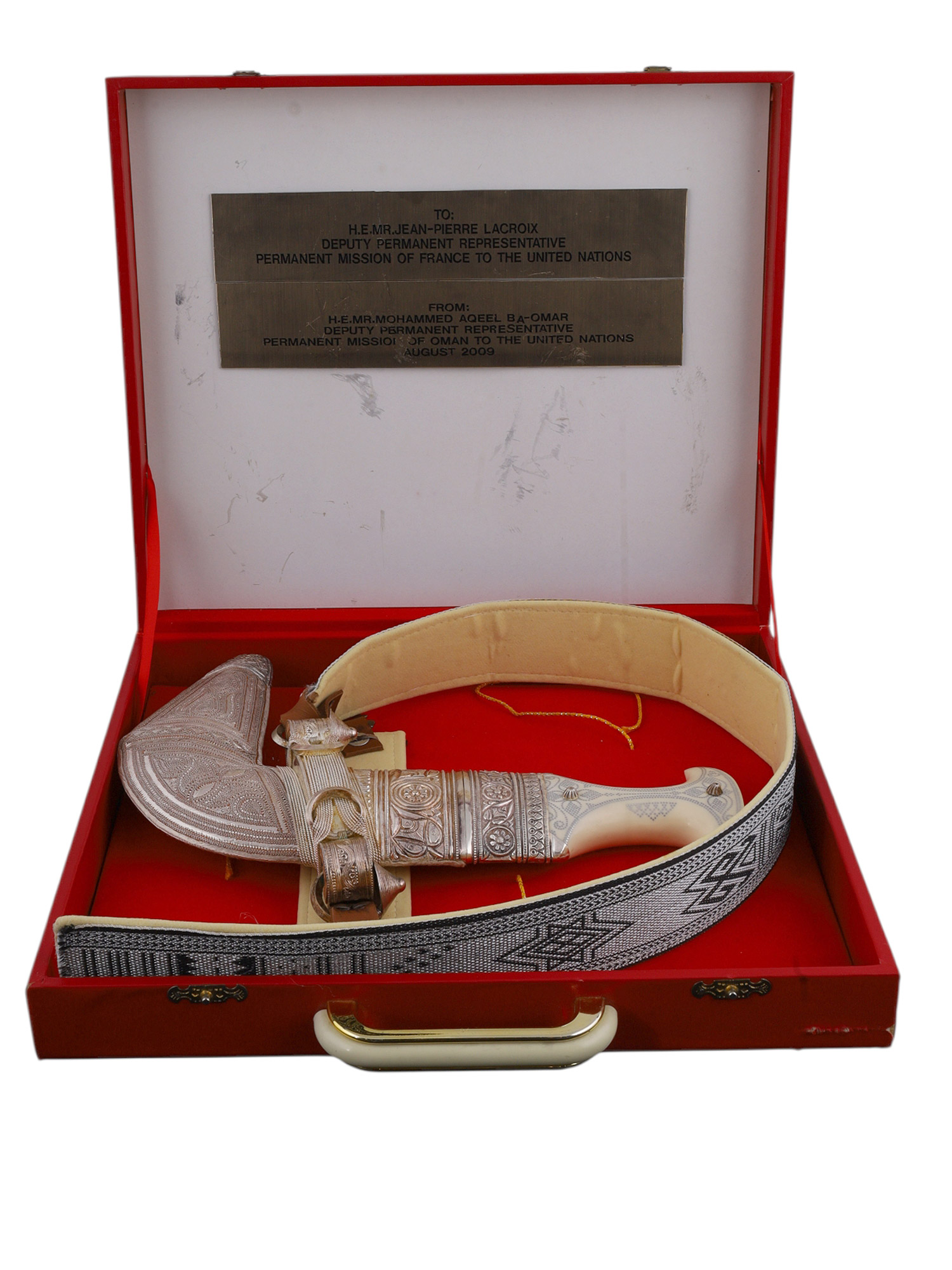 AN ARAB SILVER-MOUNTED JAMBIYA DAGGER PRESENTED TO THE PERMANENT MISSION OF FRANCE TO THE UNITED NATIONS, AUGUST 2009