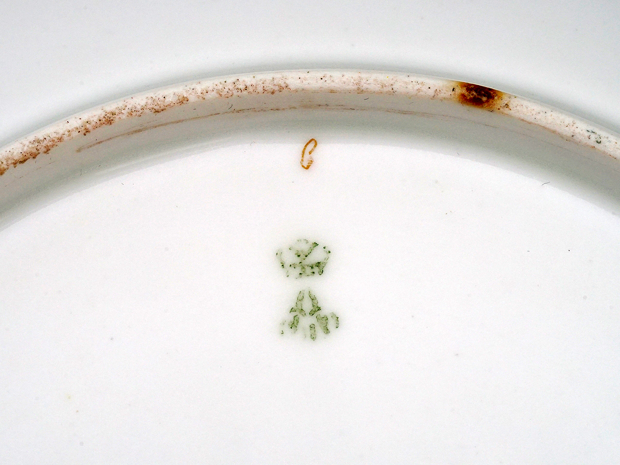 A RUSSIAN PORCELAIN GURIEV SERVICE PLATE, IMPERIAL PORCELAIN FACTORY, 1855-1881.