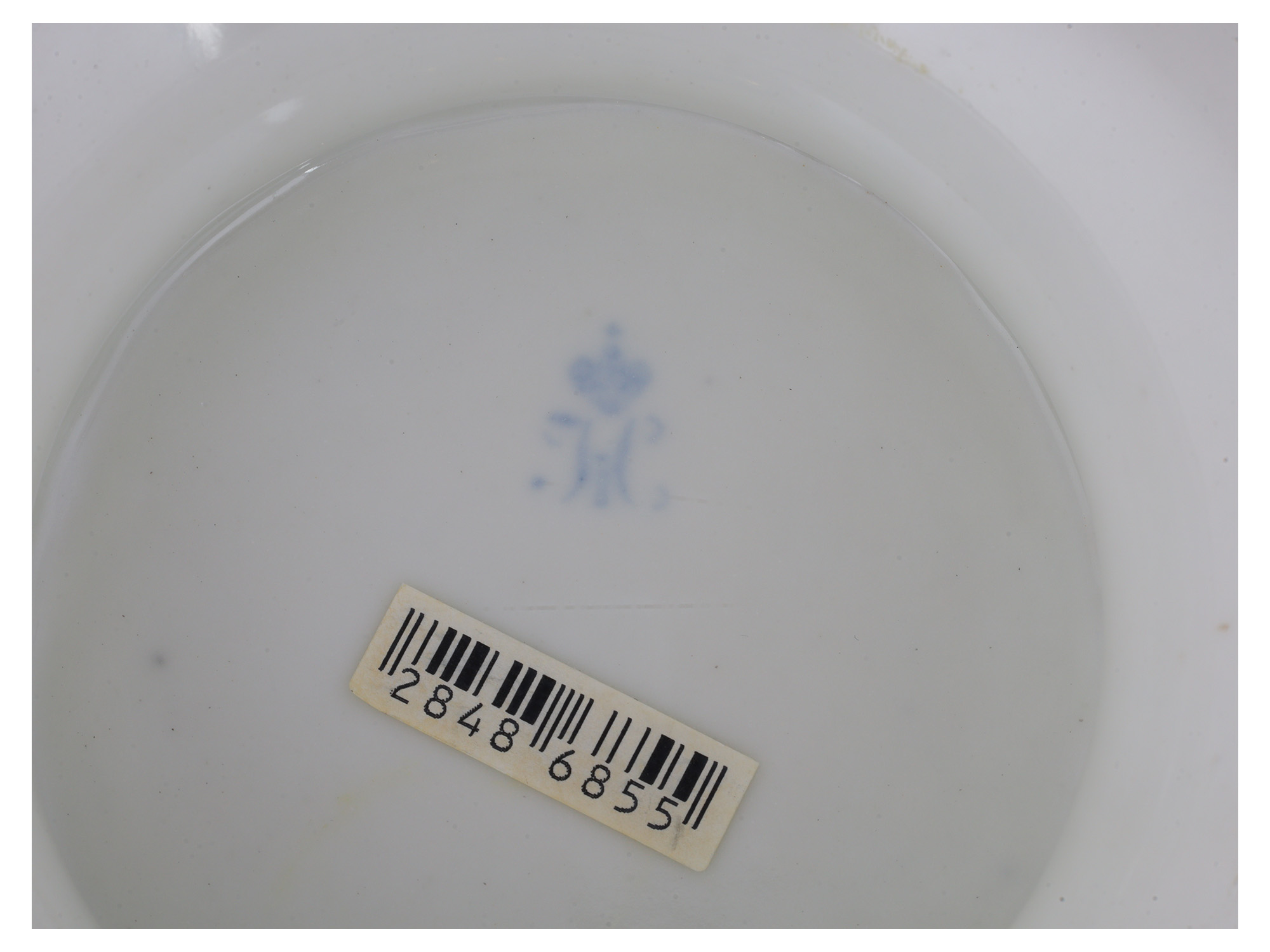 A LARGE RUSSIAN PORCELAIN BOWL FROM THE BABIGON SERVICE BY THE IMPERIAL PORCELAIN FACTORY, ST. PETERSBURG, PERIOD OF NICHOLAS I, CIRCA 1840