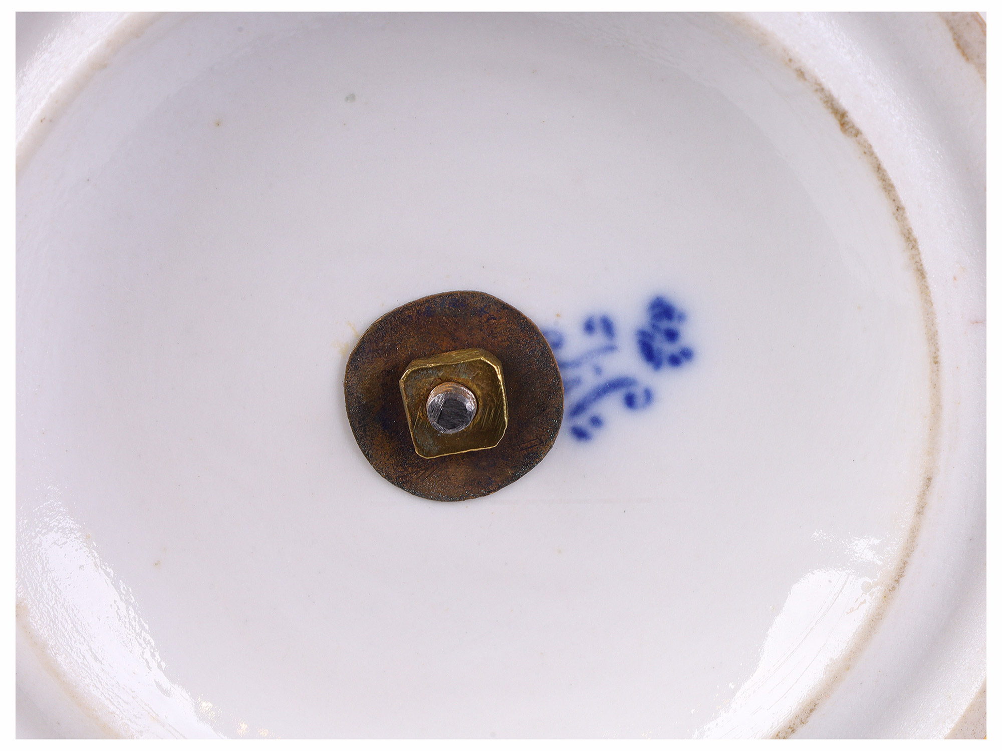 AN IMPERIAL RUSSIAN PORCELAIN TWO-TIER CAKE STAND FROM THE ELAGIN ISLAND PALACE SERVICE, CIRCA 1823