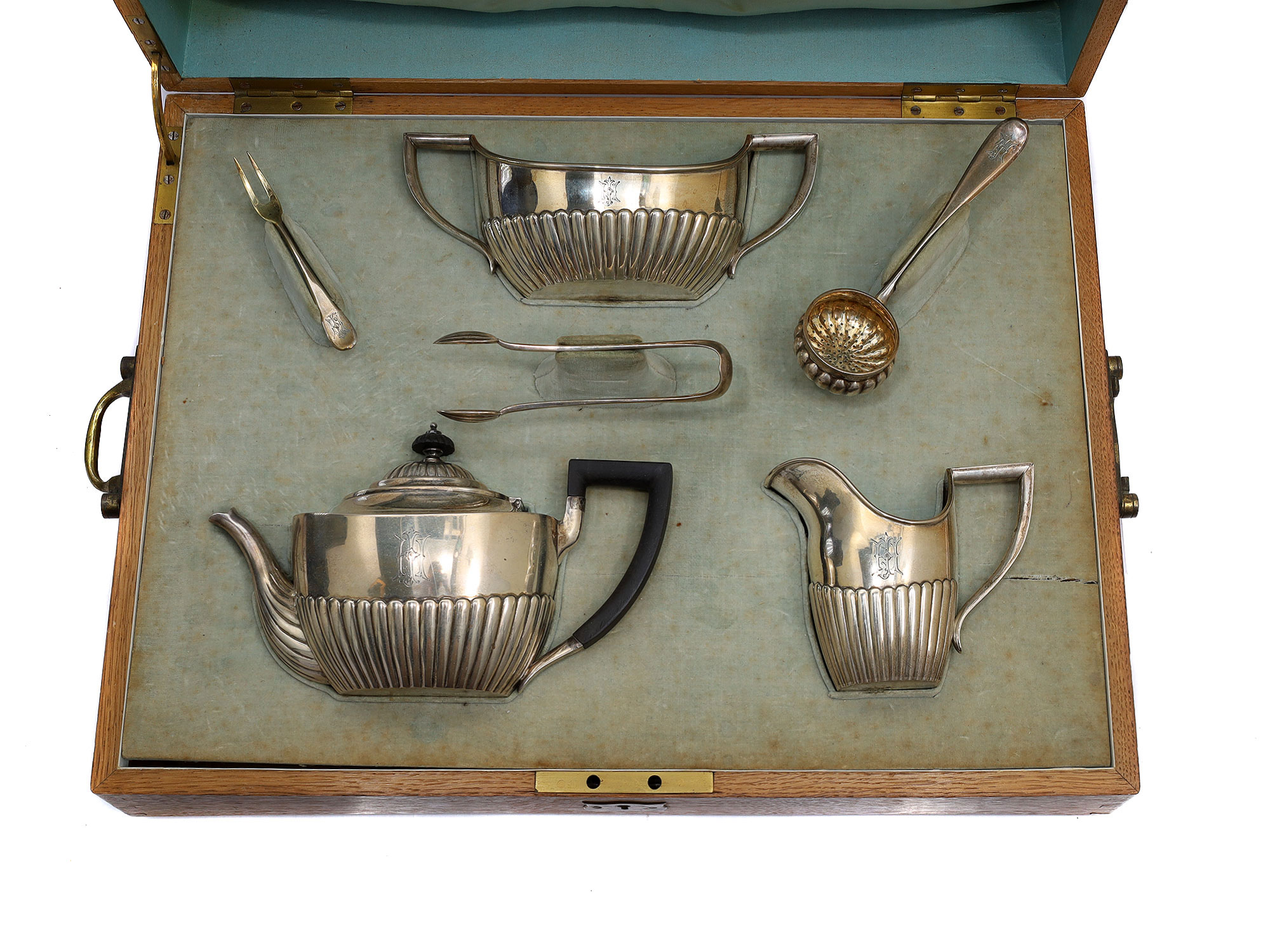 A RUSSIAN CASED SILVER TEA SET, GRACHEV BROS., 1908-1917
