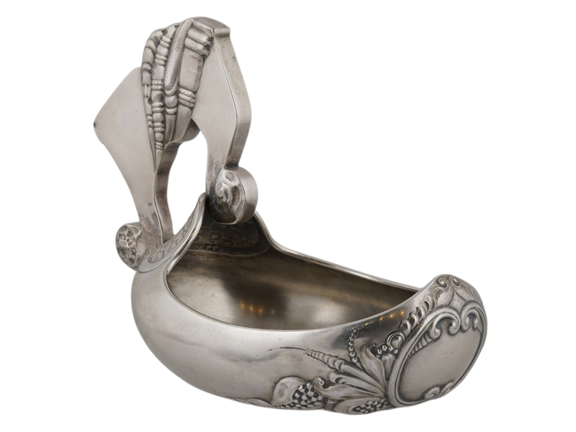 A LARGE RUSSIAN SILVER KOVSH IN PAN-SLAVIC STYLE, MOSCOW, 1908-17