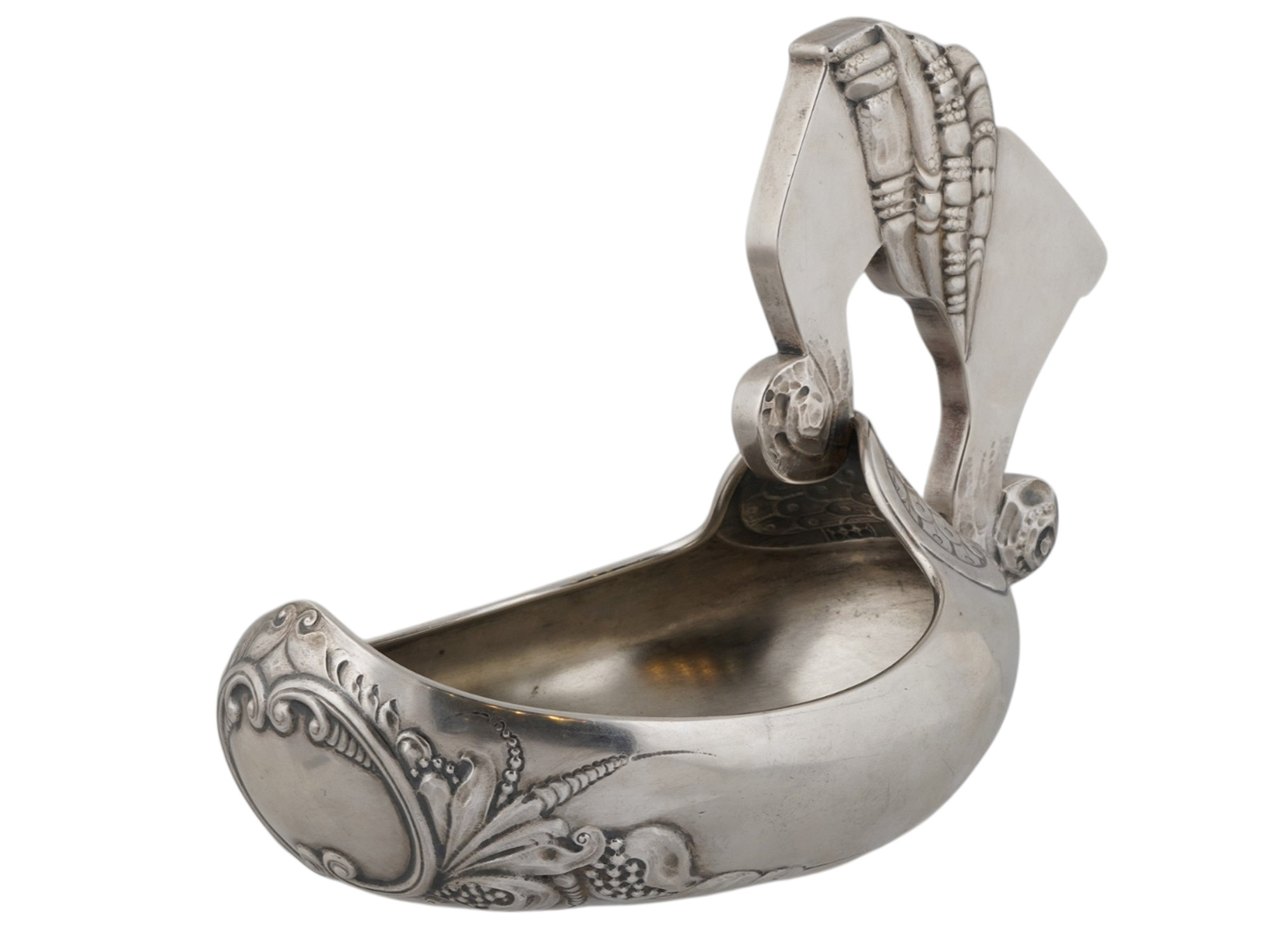A LARGE RUSSIAN SILVER KOVSH IN PAN-SLAVIC STYLE, MOSCOW, 1908-17