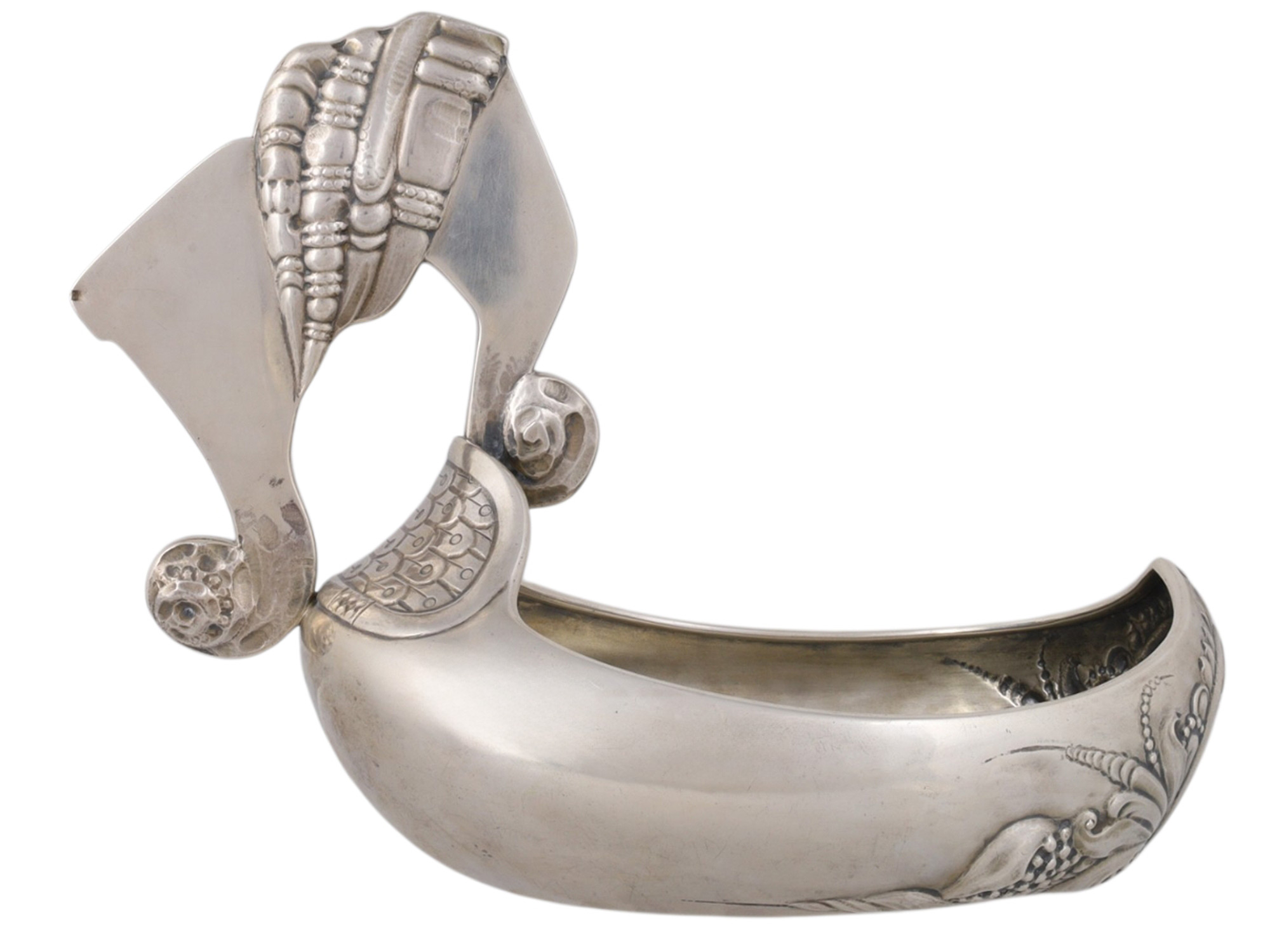 A LARGE RUSSIAN SILVER KOVSH IN PAN-SLAVIC STYLE, MOSCOW, 1908-17