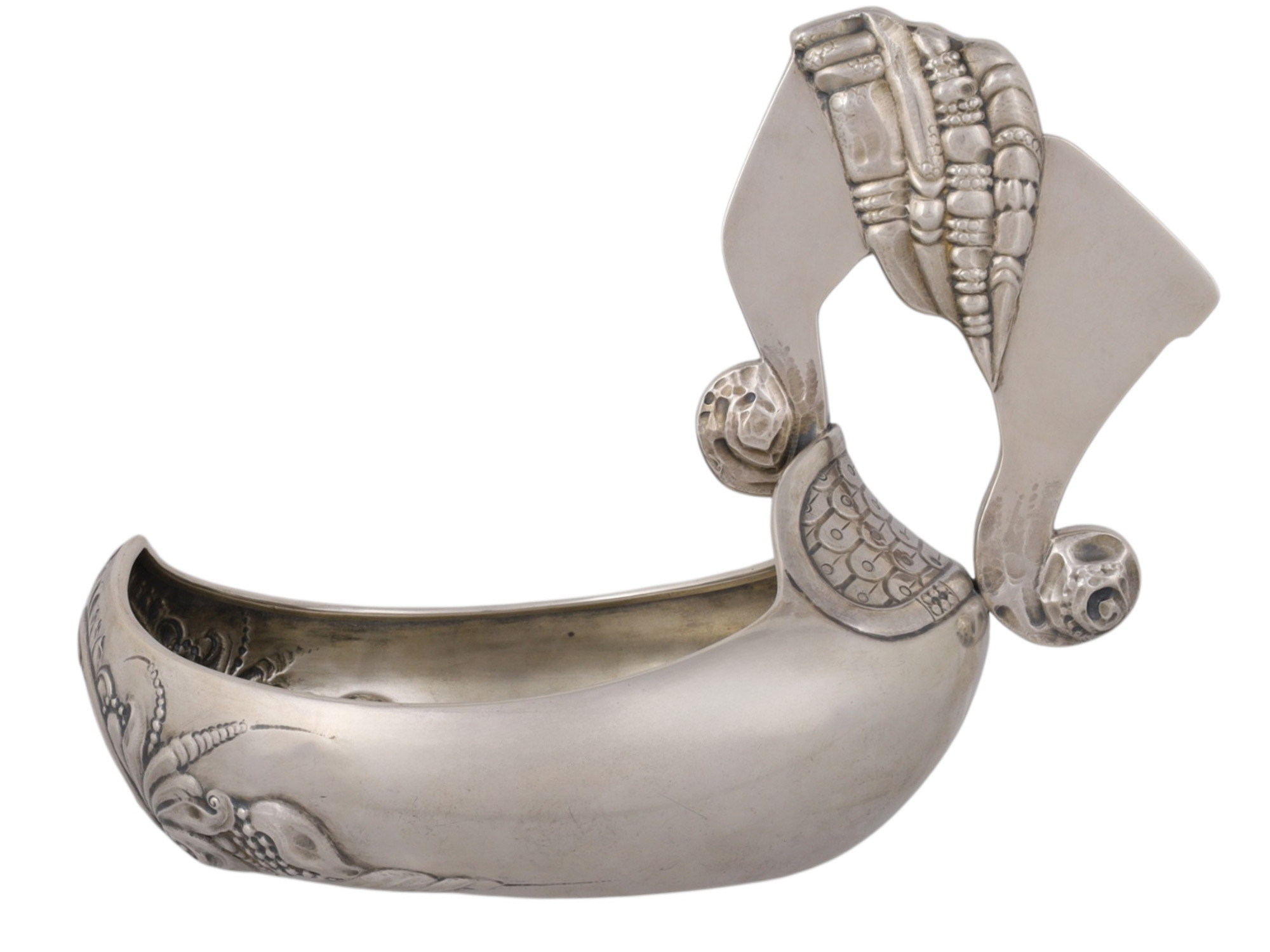 A LARGE RUSSIAN SILVER KOVSH IN PAN-SLAVIC STYLE, MOSCOW, 1908-17