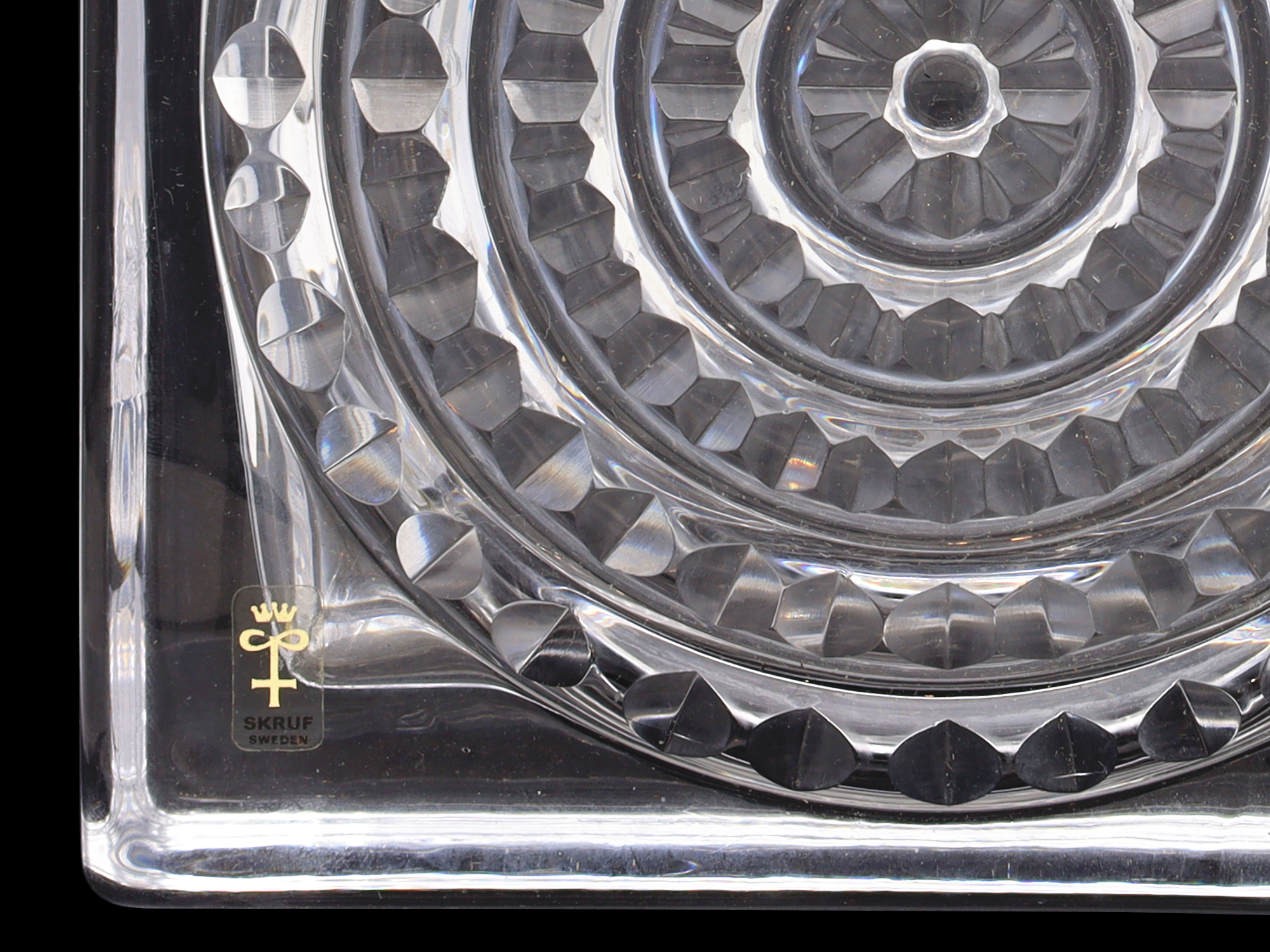 A LARGE SKRUF CRYSTAL VASE BY BENGT EDENFALK, SWEDEN