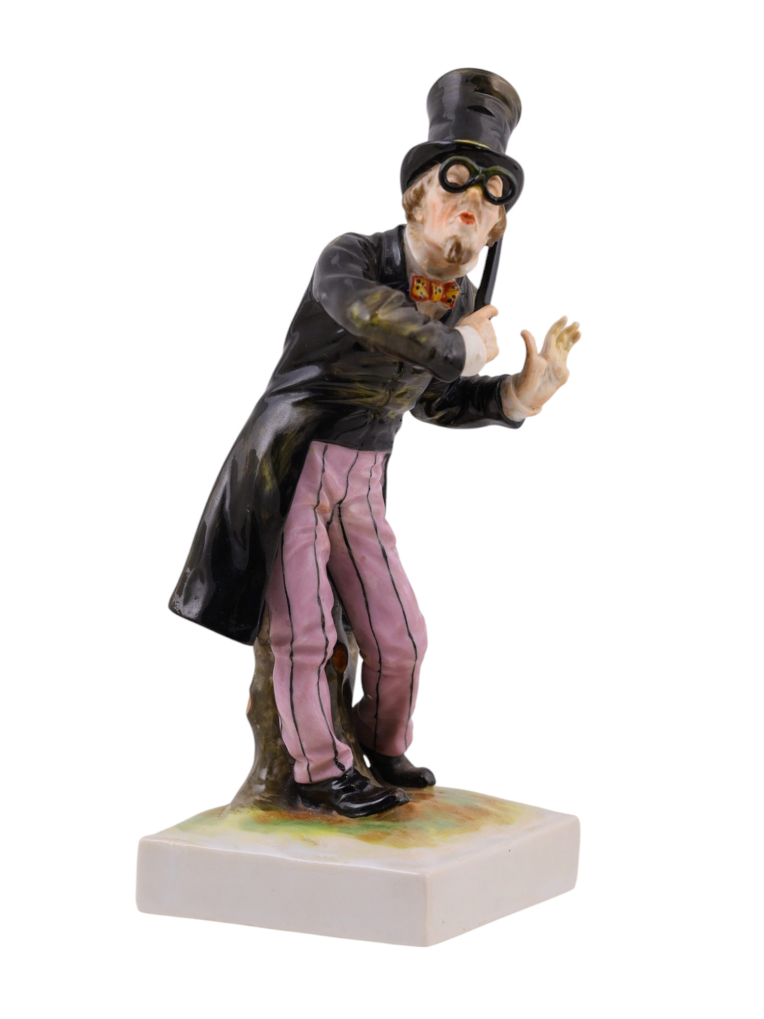 A GERMAN PORCELAIN MUSICIAN FIGURE AFTER CAPODIMONTE, 20TH C.