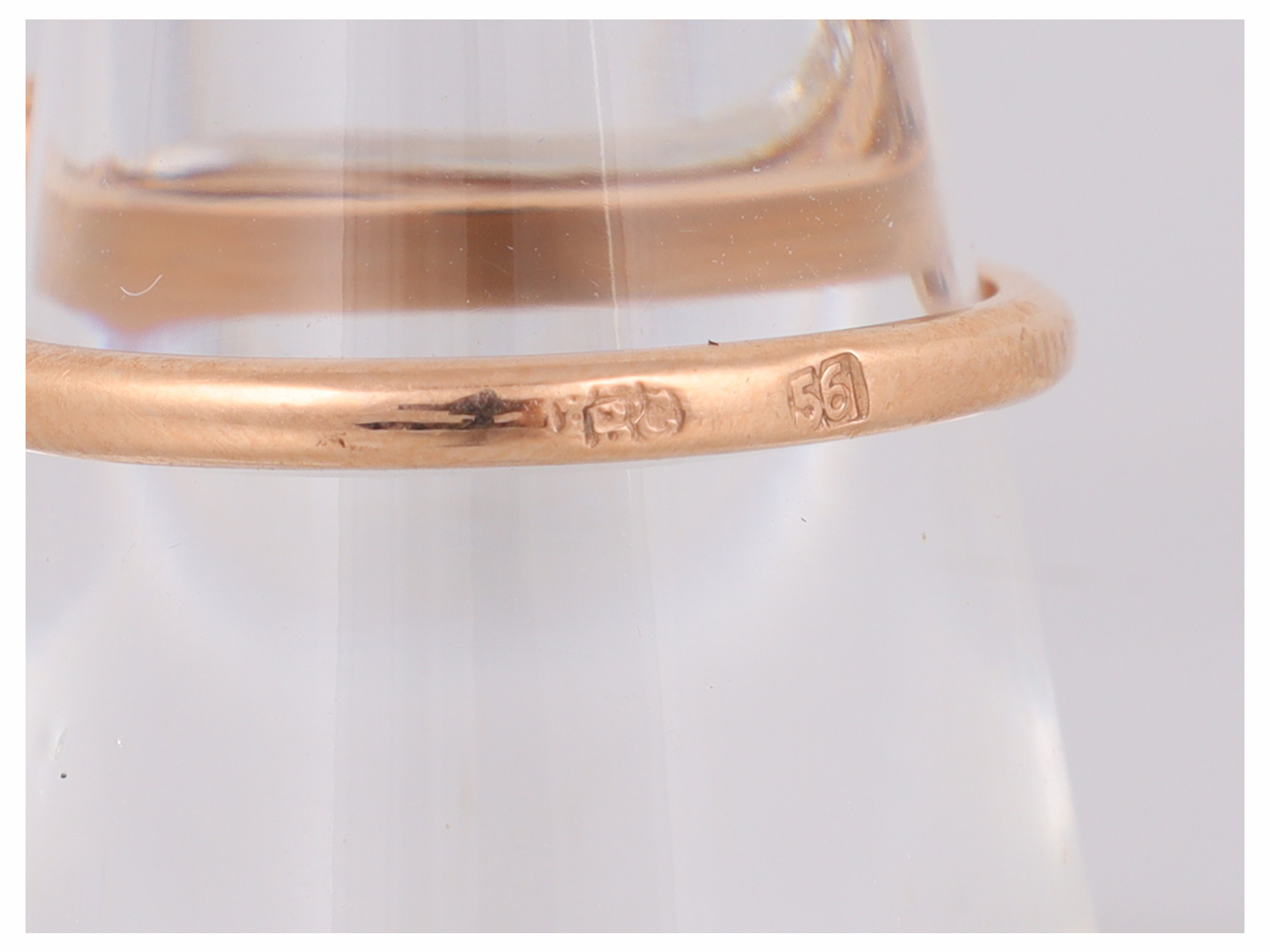 A RUSSIAN GOLD DIAMOND-SET RING