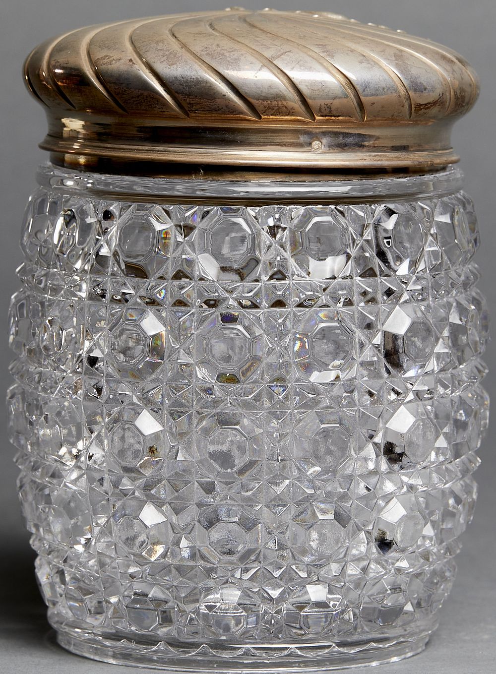 DIAMOND-PATTERNED CUT-CRYSTAL JAR WITH ENGRAVED SILVER LID. Hallmark: French silver mark 