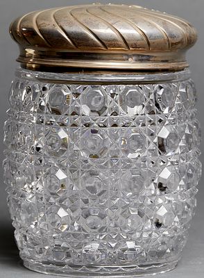 DIAMOND-PATTERNED CUT-CRYSTAL JAR WITH ENGRAVED SILVER LID. Hallmark: French silver mark 