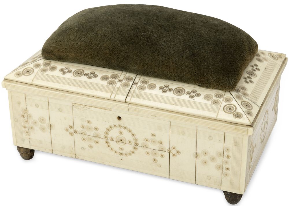 RUSSIAN KHOLMOGORY 19TH CENTURY SEWING CASKET. bone, carving, velvet
13.6 x 21.8 x 14.6cm 