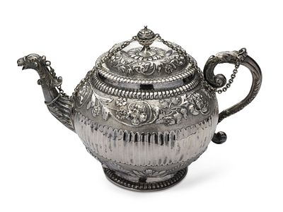 ENGLISH SILVER TEA POT WITH GADROON AND FLORAL DECORATION. Hallmarks : English silver hallmarks 