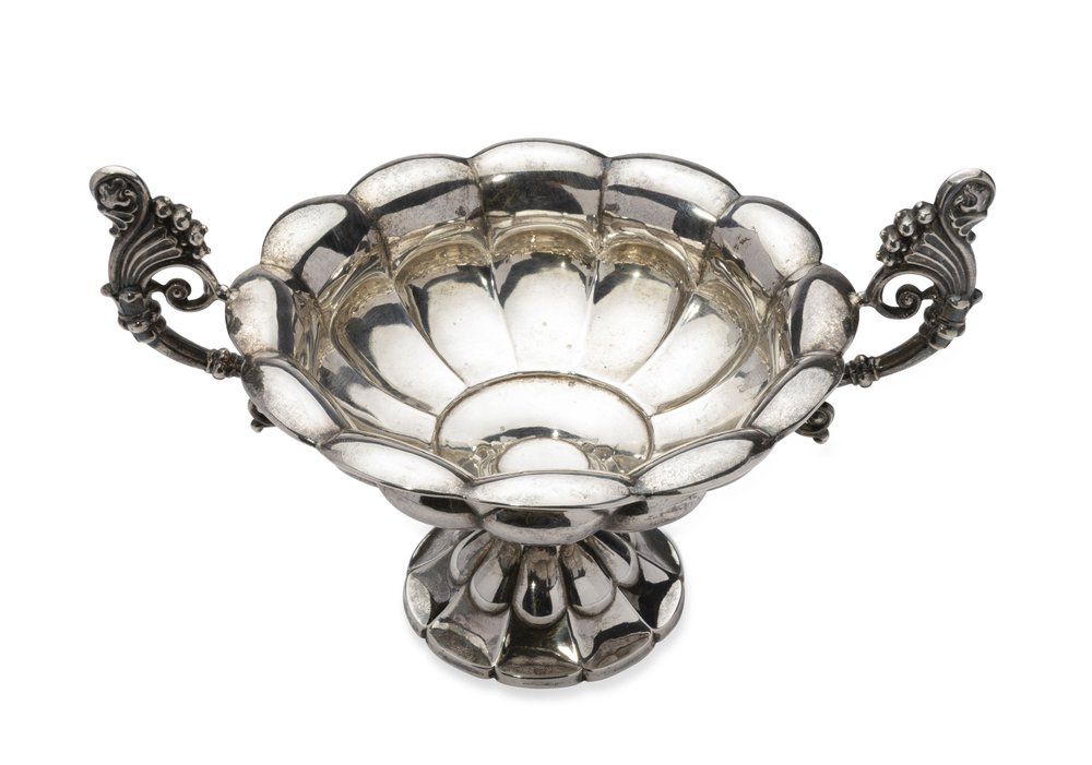 ENGLISH SILVER CANDY VASE WITH HANDLES AND GADROON DECORATION, EARLY 20TH CENTURY. Hallmarks: 