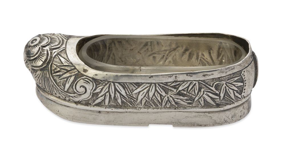CHINESE EXPORT SILVER SALT CELLAR AS A SHOE WITH GLASS INSERT
Shanghai, late 19th – eartly 20th 