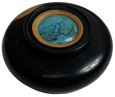 GOUDJI (&Eacute;LGUJA AMASHUKELI) (B. 1941)
CIRCULAR LIDDED BOX IN BLACK WOOD AND CABOCHON TURQUOISE. ci 