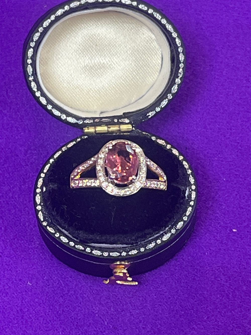 Lot 166: 18ct yellow gold ring with a platinum mount...