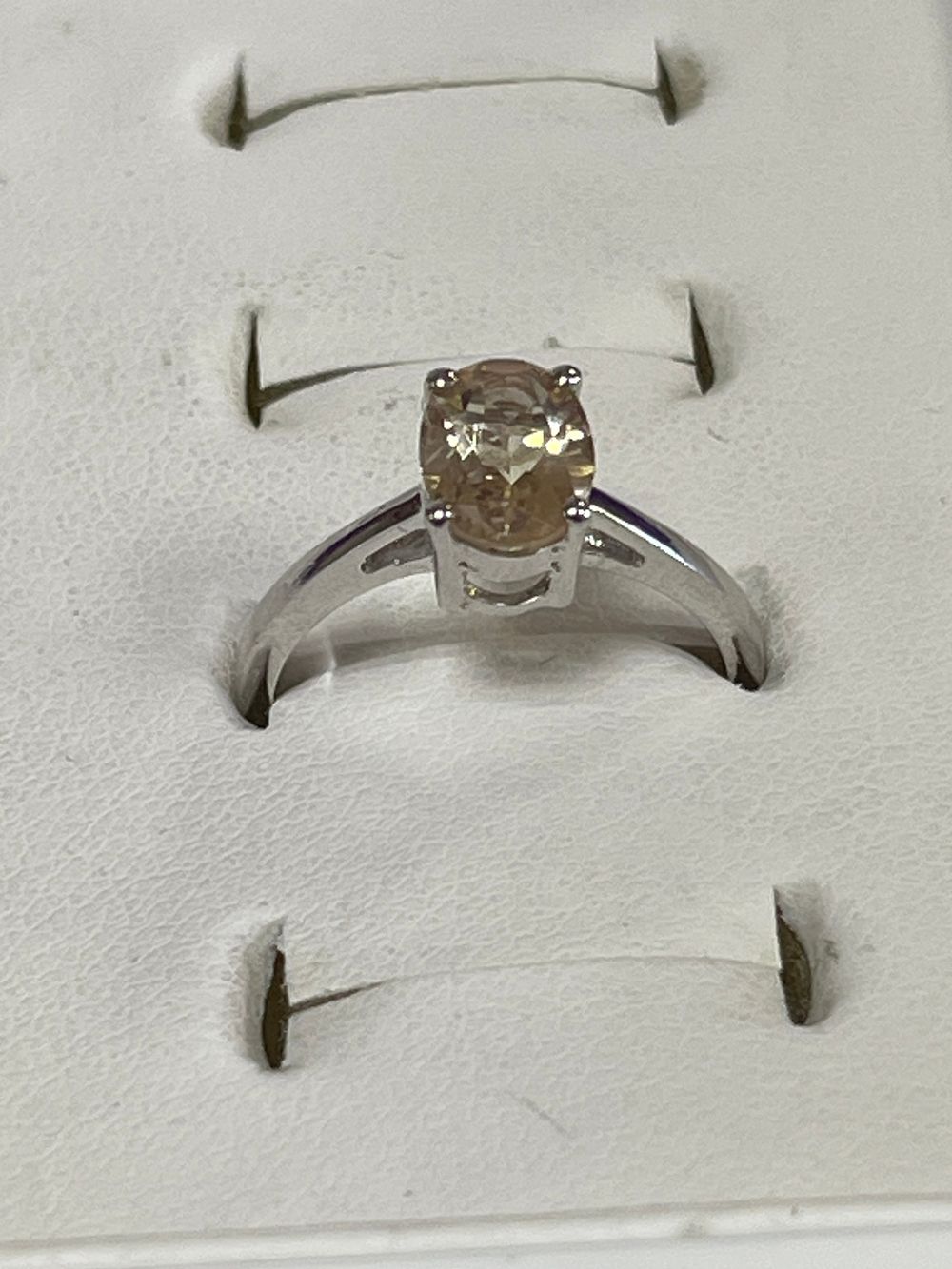 Lot 170: Solitair champagne coloured stone set in silver. Size...