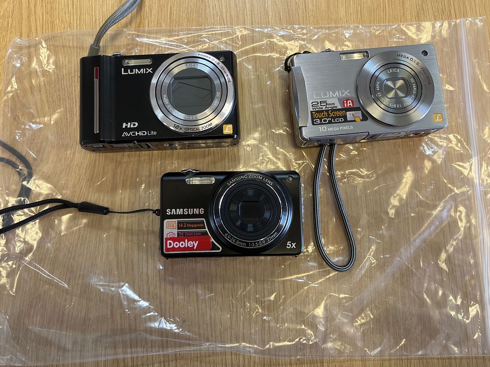 Lot 185: 3 digital cameras Lumix DMC-TZ10 - Samsung ST67...