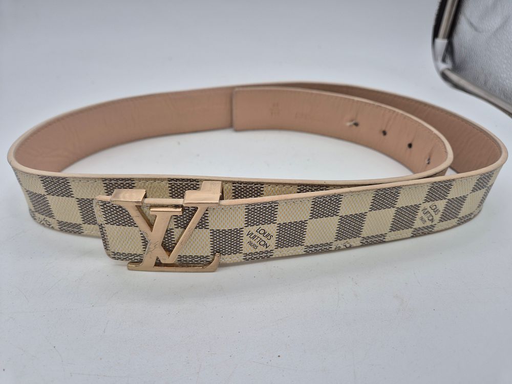 Lot 200: Louis Vuitton azure belt, size 80, good condition,...