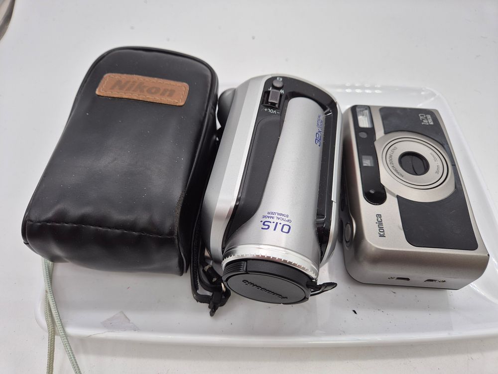 Lot 231: Cameras and camcorder