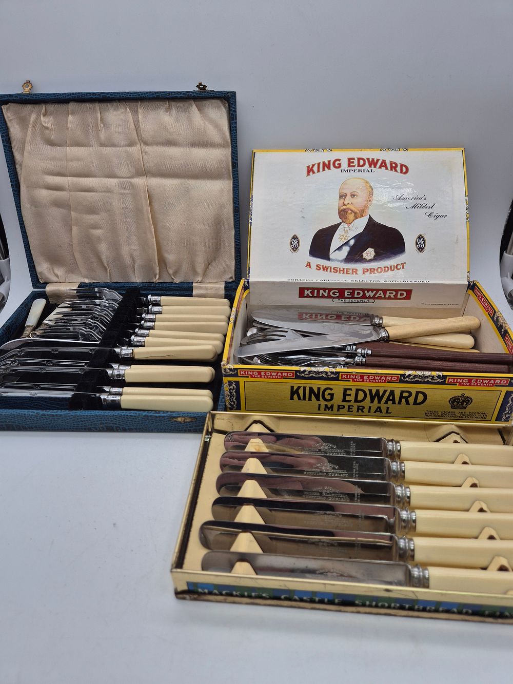 Lot 247: Collection of knives and 2 boxed set of...