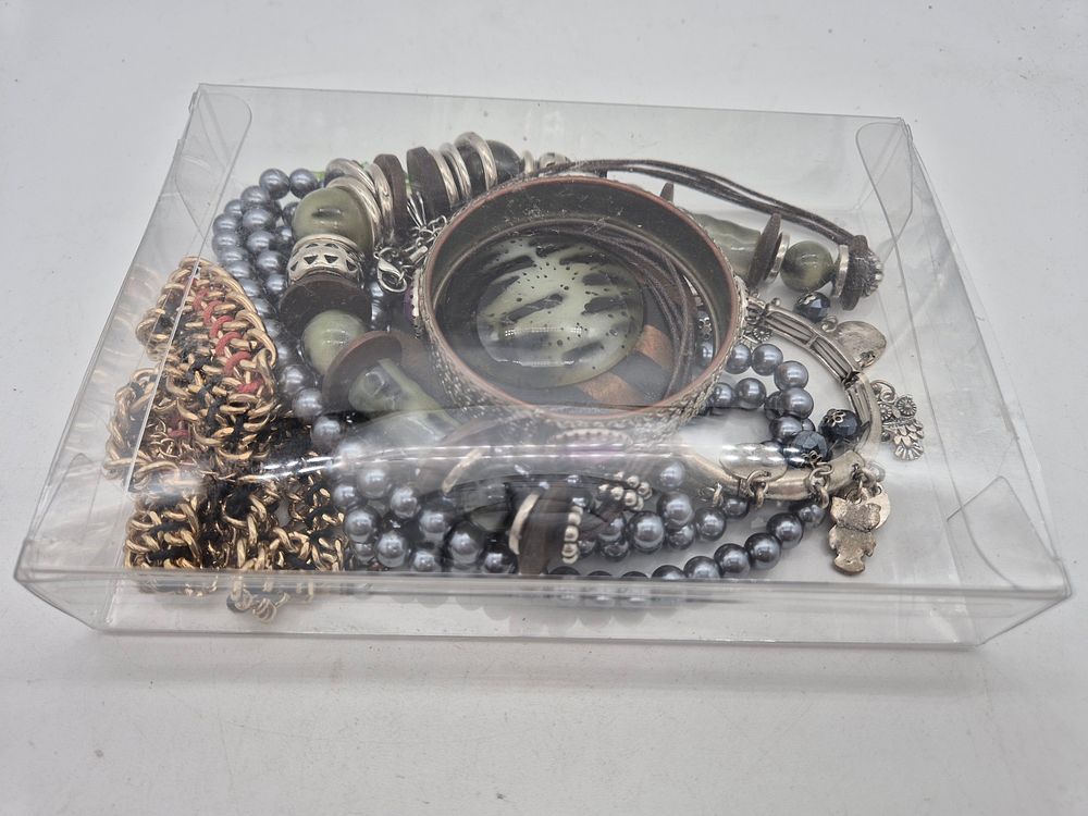 Lot 273: Collection of costume Jewellery